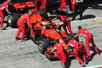 Beim Qualifying in Österreich: Sebastian Vettels Ferrari wird von den Mechanikern in die Garage geschoben.
