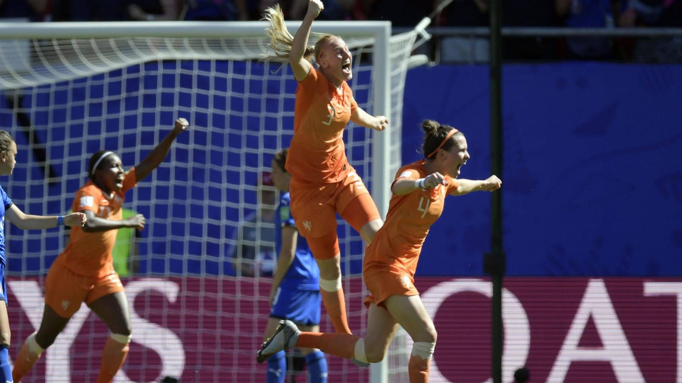 Oranje boven: Die Niederländerinnen feiern das Weiterkommen gegen Italien.
