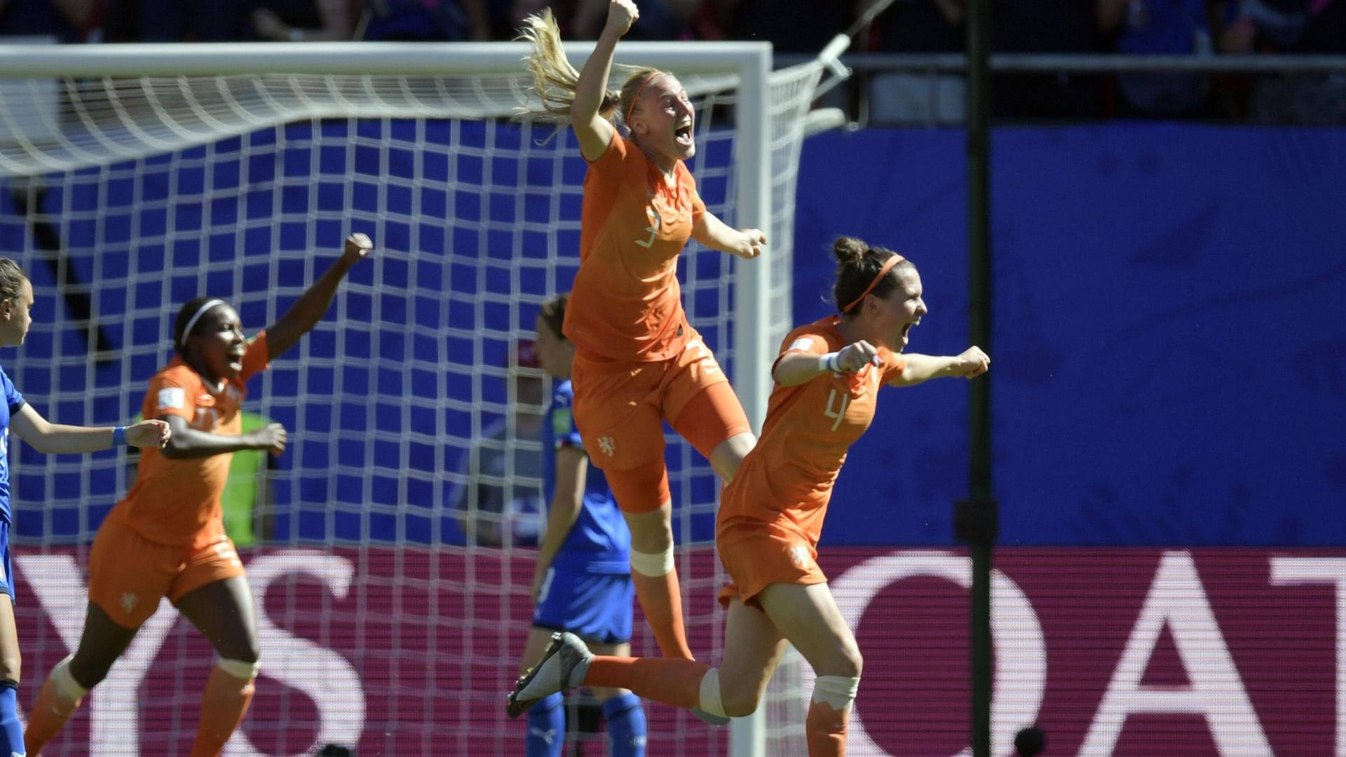 Oranje boven: Die Niederländerinnen feiern das Weiterkommen gegen Italien.