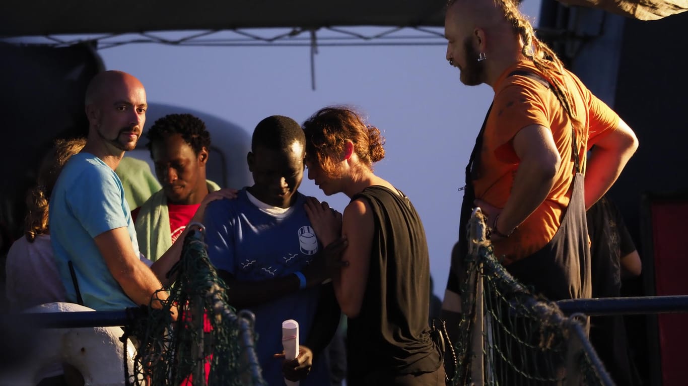 Carola Rackete spricht mit einem Mann auf dem Rettungsschiff, bevor sie die "Sea Watch 3" im Hafen von Lampedusa verlässt.