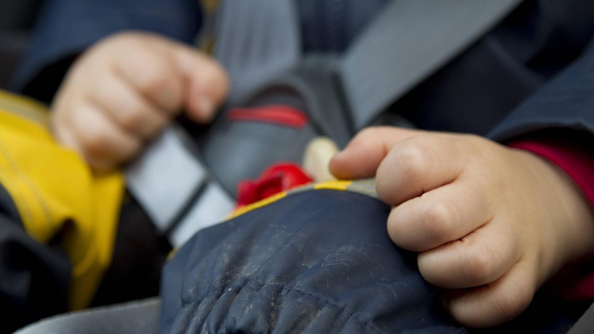 Ein Kleinkind in einem Autokindersitz: Noch ist unklar, weshalb der Mann das Kind einfach zurückließ. (Symbolbild)