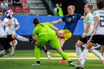 Kurz vor dem zweiten Schweden-Treffer: Die DFB-Spielerinnen können Stina Blackstenius nicht mehr am Tor hindern.