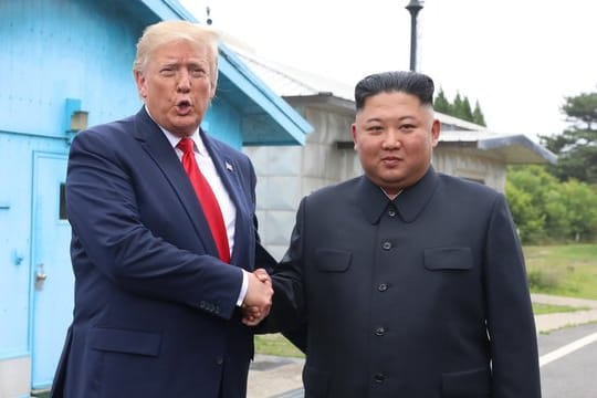 Der US-Präsident und Nordkoreas Machthaber bei ihrem Spontantreffen in Panmunjom.
