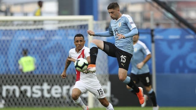 Uruguays Federico Valverde (r) kontrolliert den Ball neben dem Peruaner Victor Yotun. Uruguays Federico Valverde (r) kontrolliert den Ball neben dem Peruaner Victor Yotun.