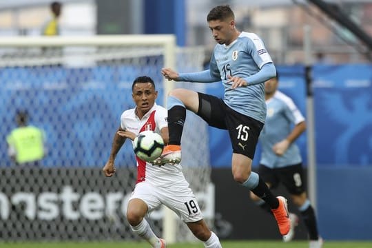 Uruguays Federico Valverde (r) kontrolliert den Ball neben dem Peruaner Victor Yotun.