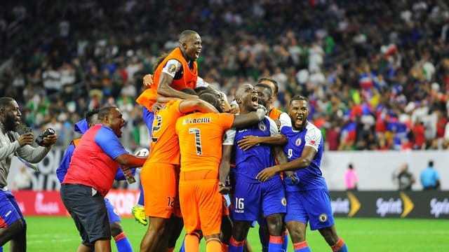 Die haitianische Fußballnationalmannschaft feiert nach dem 3:2-Sieg über Kanada. Die haitianische Fußballnationalmannschaft feiert nach dem 3:2-Sieg über Kanada.