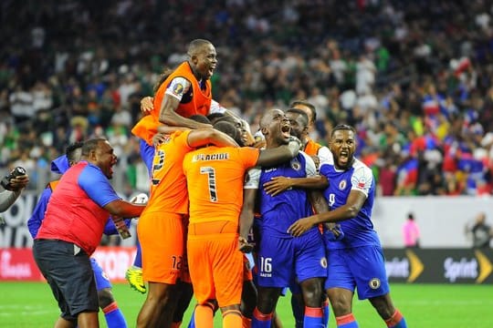 Die haitianische Fußballnationalmannschaft feiert nach dem 3:2-Sieg über Kanada.