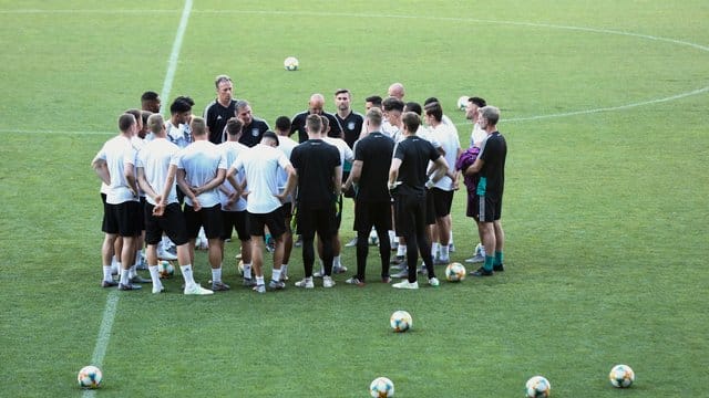 Nach dem Einzug in das Finale der U21-EM in Itlaien und San Marino steht der deutsche Fußball-Nachwuchs im Fokus. Nach dem Einzug in das Finale der U21-EM in Itlaien und San Marino steht der deutsche Fußball-Nachwuchs im Fokus.