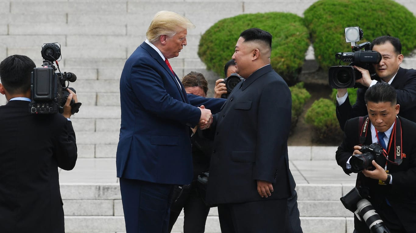 Präsident Donald Trump mit Kim Jong Un auf nordkoreanischem Boden: Als erster amtierender US-Präsident betrat er Nordkorea.