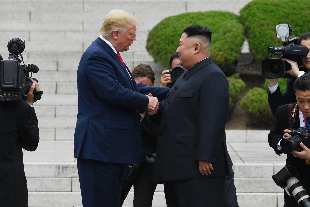 Präsident Donald Trump mit Kim Jong Un auf nordkoreanischem Boden: Als erster amtierender US-Präsident betrat er Nordkorea.