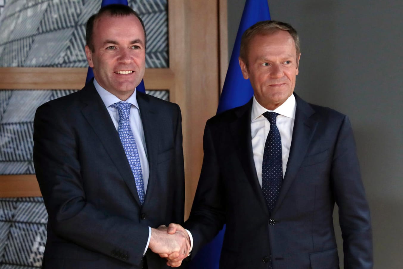 Brüssel: Donald Tusk (re.), Präsident des Europäischen Rates, reicht Manfred Weber, Vorsitzender der Europäischen Volkspartei im Europäischen Parlament, die Hand. Weber wird wohl nicht neuer EU-Kommissionspräsident werden.