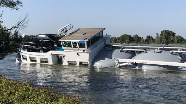 Schiff auf dem Rhein havariert