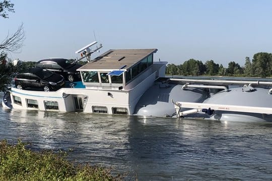 Schiff auf dem Rhein havariert