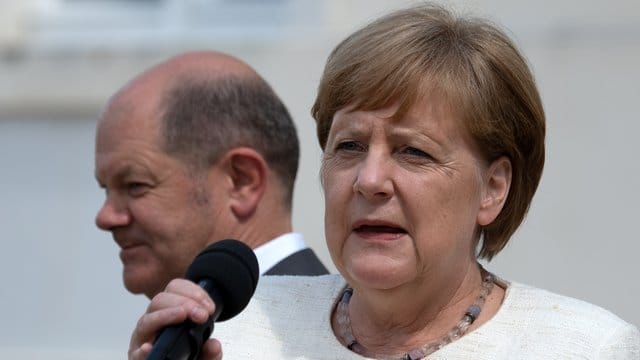 Vizekanzler Olaf Scholz (SPD) hinter Angela Merkel (CDU).