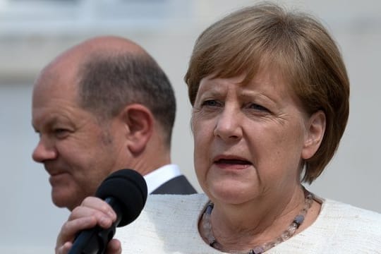 Vizekanzler Olaf Scholz (SPD) hinter Angela Merkel (CDU).