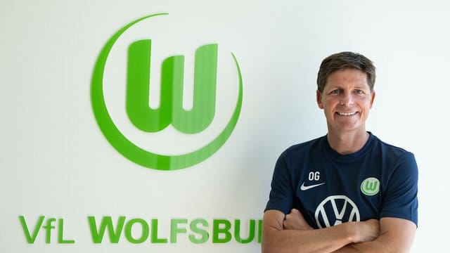 Leitete sein erstes Training beim VfL Wolfsburg: Oliver Glasner, neuer Trainer des Bundesligisten. Leitete sein erstes Training beim VfL Wolfsburg: Oliver Glasner, neuer Trainer des Bundesligisten.