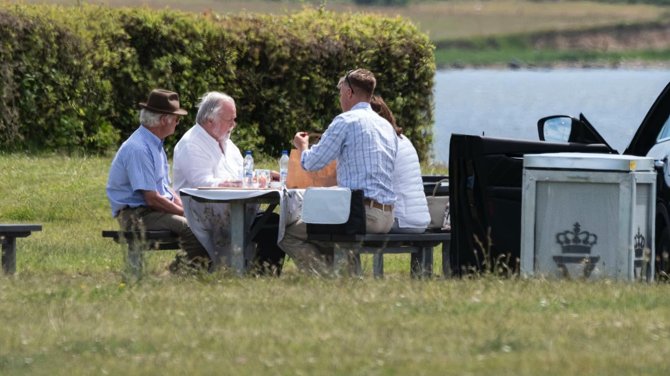 König Carl Gustaf und Königin Silvia: Sie picknicken an einer Raststätte.