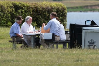 König Carl Gustaf und Königin Silvia: Sie picknicken an einer Raststätte.