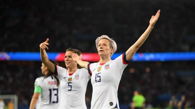 US-Starspielerin Megan Rapinoe (r) ist dabei WM-Geschichte zu schreiben.