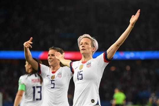 US-Starspielerin Megan Rapinoe (r) ist dabei WM-Geschichte zu schreiben.