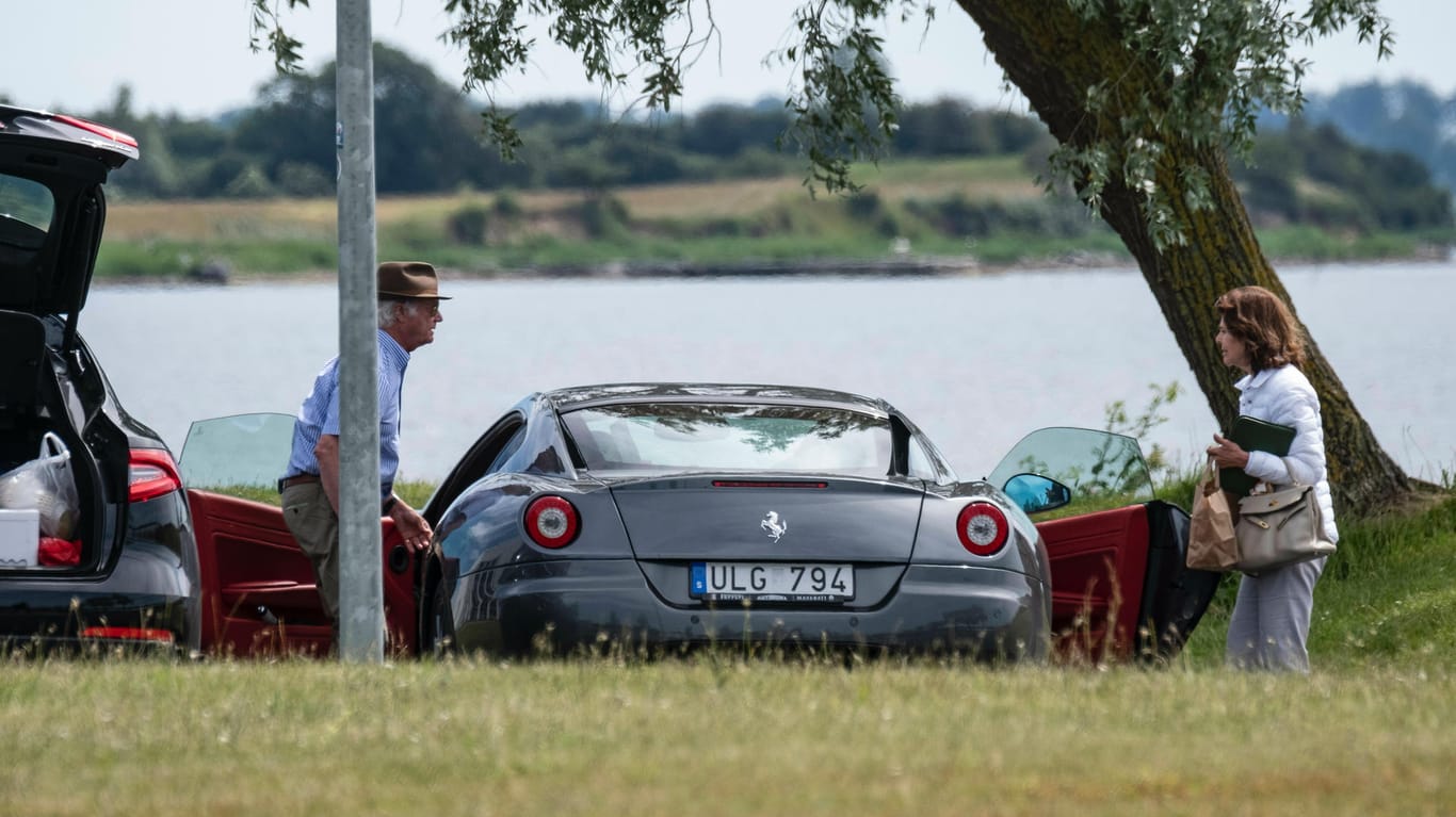 Die Anfahrt zum Autobahn-Picknick erfolgte mit einem schnittigen Ferrari.