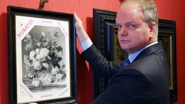 Uffizien-Direktor Eike Schmidt mit einer Fotografie des Ölgemäldes "Vaso di Fiori" von Jan van Huysum (1682-1749). Uffizien-Direktor Eike Schmidt mit einer Fotografie des Ölgemäldes "Vaso di Fiori" von Jan van Huysum (1682-1749).