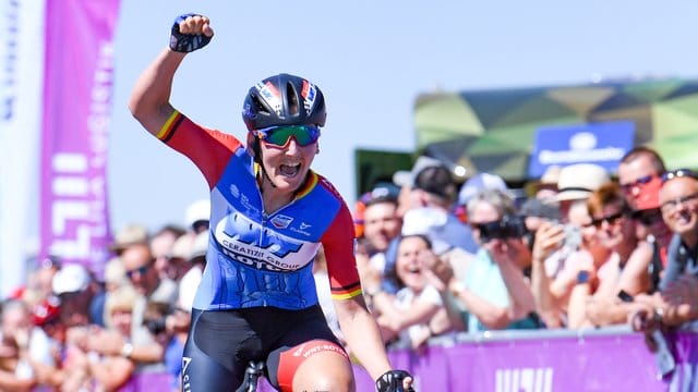 Lisa Brennauer vom Team WNT-Rotor Pro Cycling gewinnt das Rennen und jubelt im Ziel.