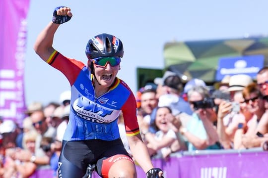 Lisa Brennauer vom Team WNT-Rotor Pro Cycling gewinnt das Rennen und jubelt im Ziel.