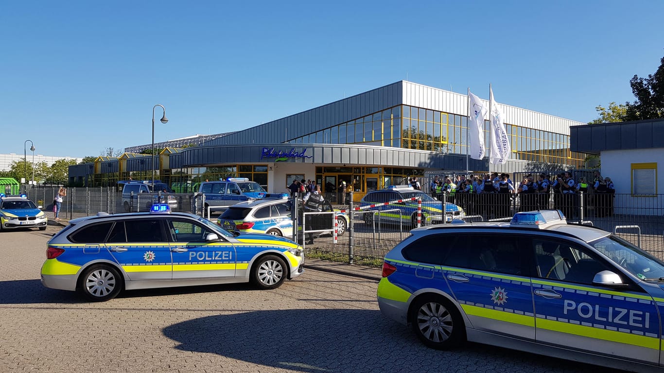 Düsseldorf: Zahlreiche Polizeifahrzeuge stehen am späten Nachmittag vor dem Rheinbad, wo es zu einem Streit mit mehreren Hundert beteiligten Badegästen gekommen ist.