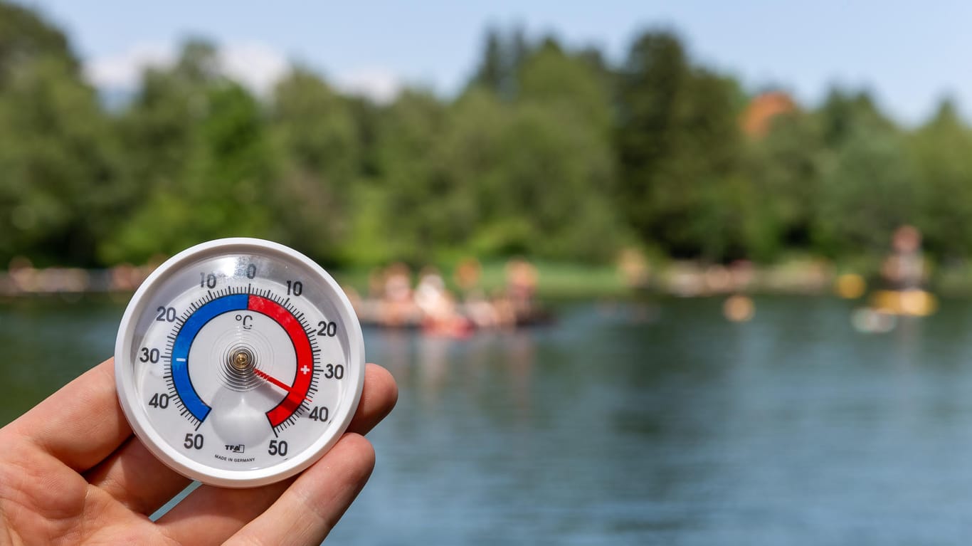 Ein Thermometer zeigt eine Temperatur von 38 Grad: Bei Hitze ist es wichtig, ausreichend viel zu trinken.