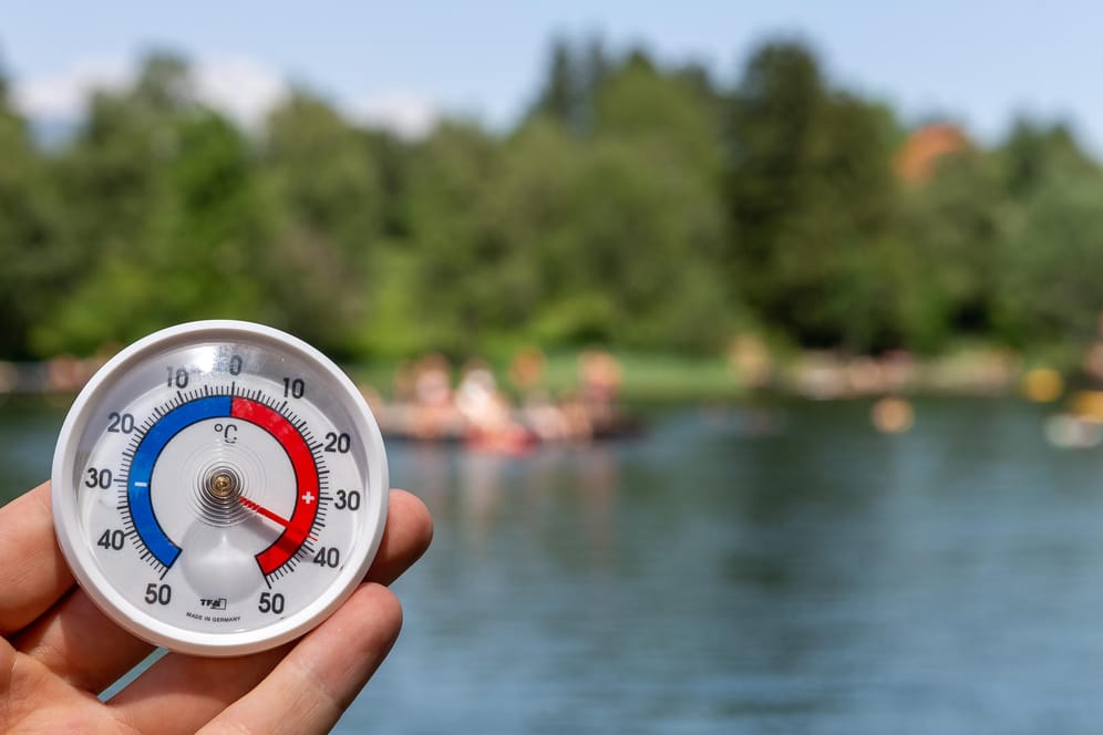 Ein Thermometer zeigt eine Temperatur von 38 Grad: Bei Hitze ist es wichtig, ausreichend viel zu trinken.