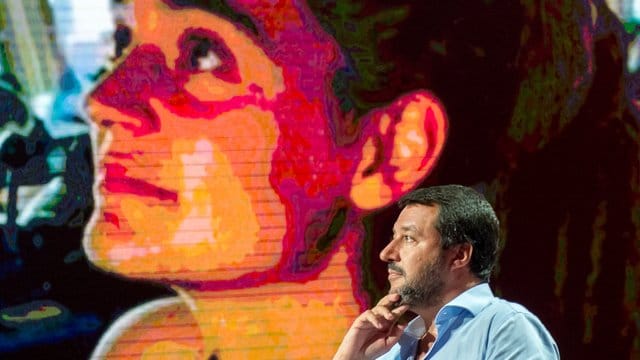 Italiens Innenminister Matteo Salvini vor einer Monitorwand mit dem Bild der "Sea Watch 3"-Kapitänin. Italiens Innenminister Matteo Salvini vor einer Monitorwand mit dem Bild der "Sea Watch 3"-Kapitänin.