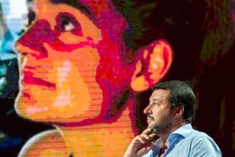 Italiens Innenminister Matteo Salvini vor einer Monitorwand mit dem Bild der "Sea Watch 3"-Kapitänin.