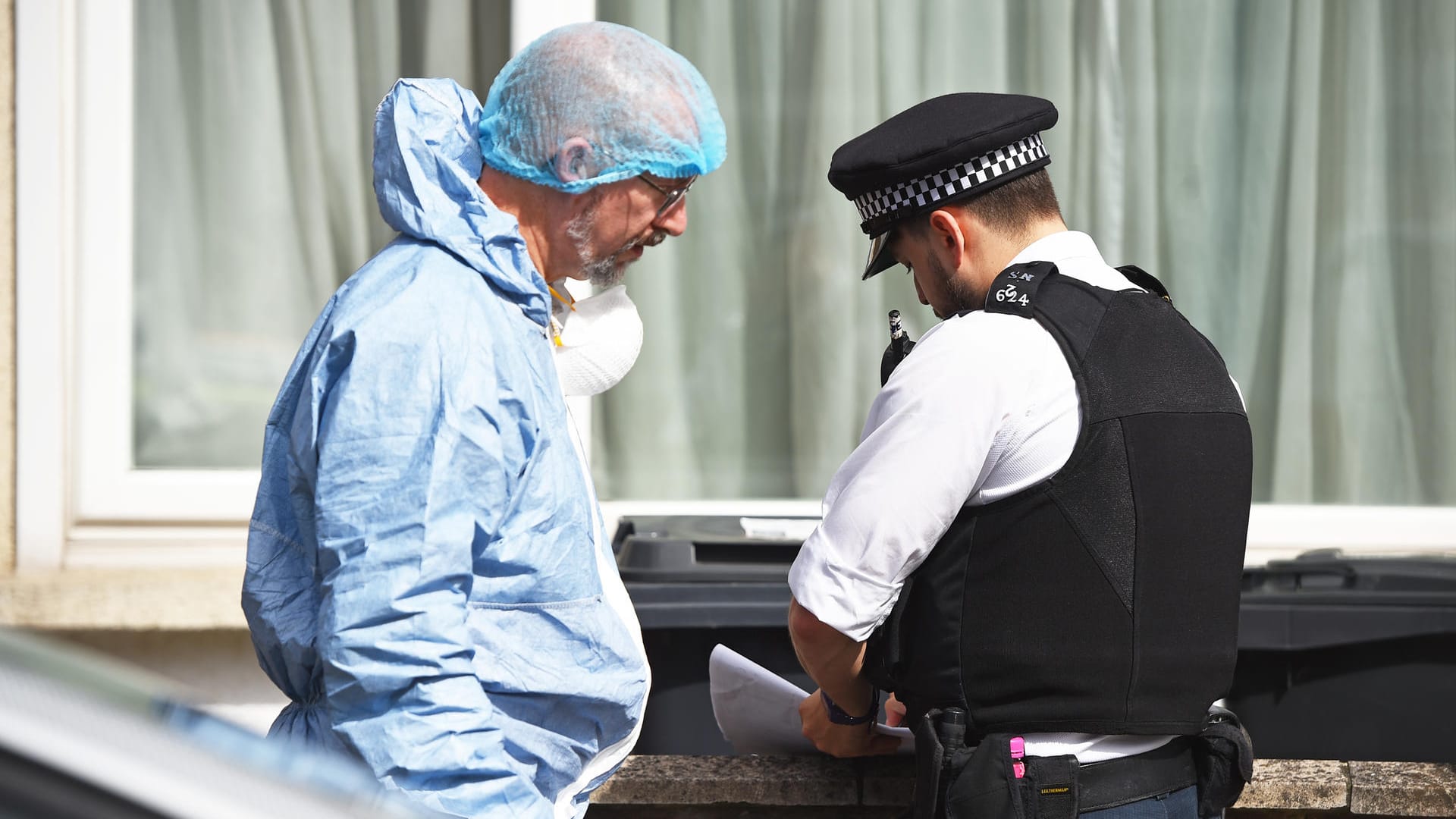 Ein Forensiker und ein Polizist am Tatort: Die Frau war im achten Monat schwanger, der Zustand des Kindes sei sehr kritisch, teilte die Klinik mit.