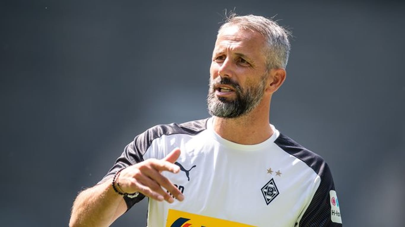 Trainingsauftakt bei Borussia Mönchengladbach mit Trainer Marco Rose, kleinem Kader und vielen Fans.