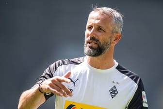 Trainingsauftakt bei Borussia Mönchengladbach mit Trainer Marco Rose, kleinem Kader und vielen Fans.