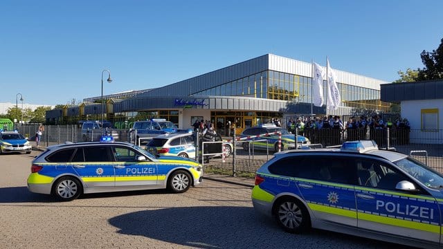 Polizeiwagen am Samstag vor dem Rheinbad in Düsseldorf.