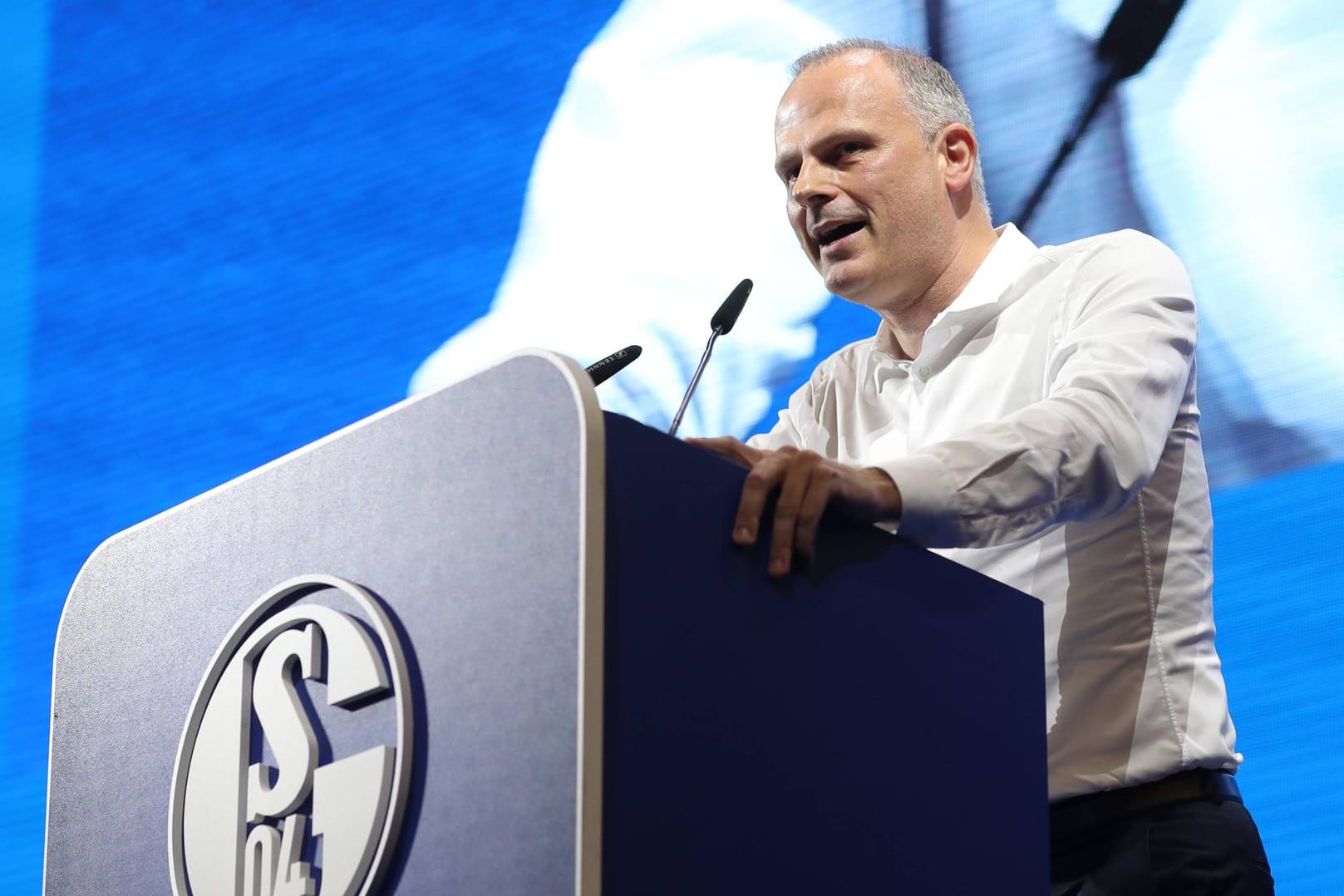 Jochen Schneider: Schalkes neuer Sportvorstand verkündete die beiden wichtigen Personalentscheidungen auf der Mitgliederversammlung.