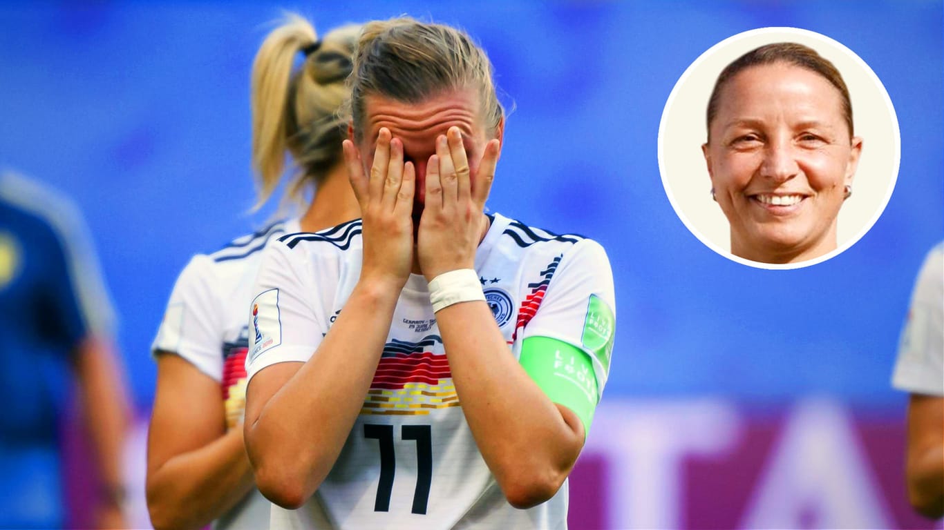 DFB-Kapitänin Alexandra Popp schlägt frustriert die Hände vors Gesicht: Das Viertelfinale war Endstation bei der WM.