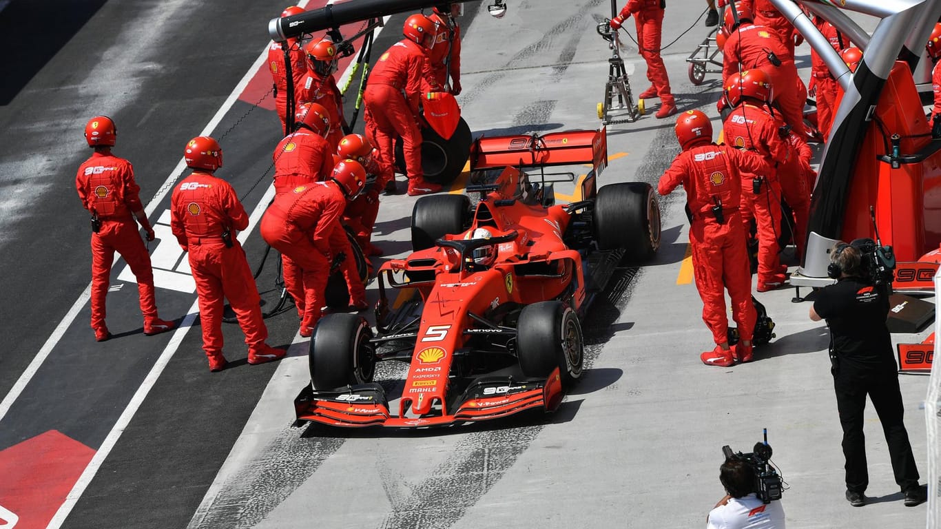 Vettel verlässt die Ferrari-Box mit mehreren Sekunden Verspätung.