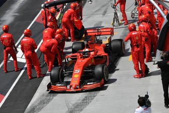 Vettel verlässt die Ferrari-Box mit mehreren Sekunden Verspätung.