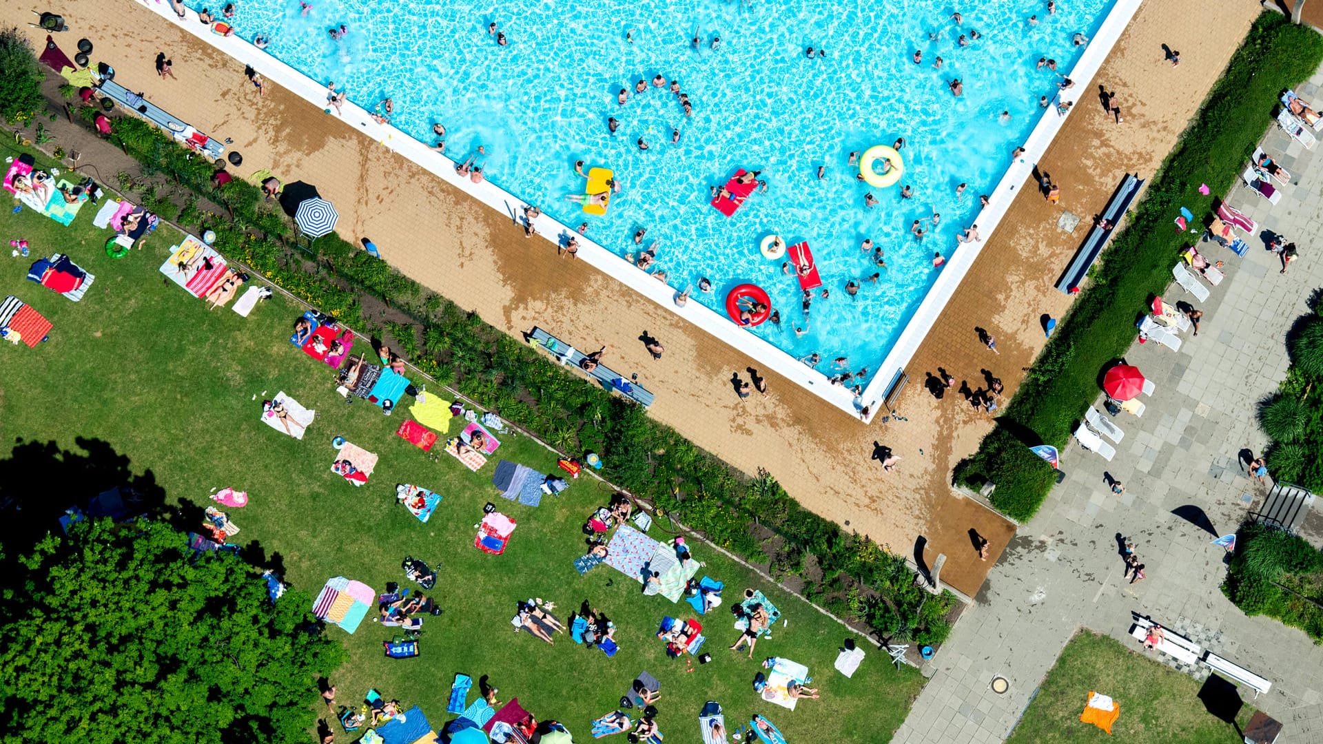 Blick auf ein Freibad: In Hagen schlug eine junge Frau eine Seniorin vor dem Freibad zu Boden. (Symbolbild)