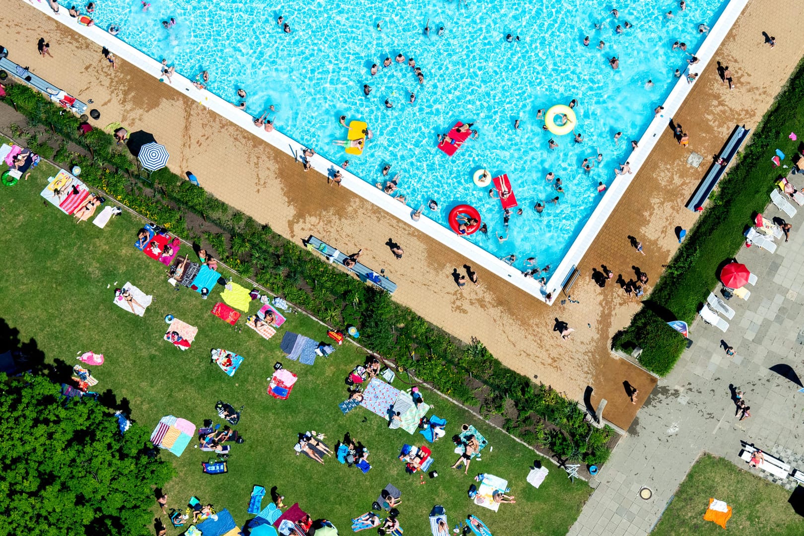 Blick auf ein Freibad: In Hagen schlug eine junge Frau eine Seniorin vor dem Freibad zu Boden. (Symbolbild)