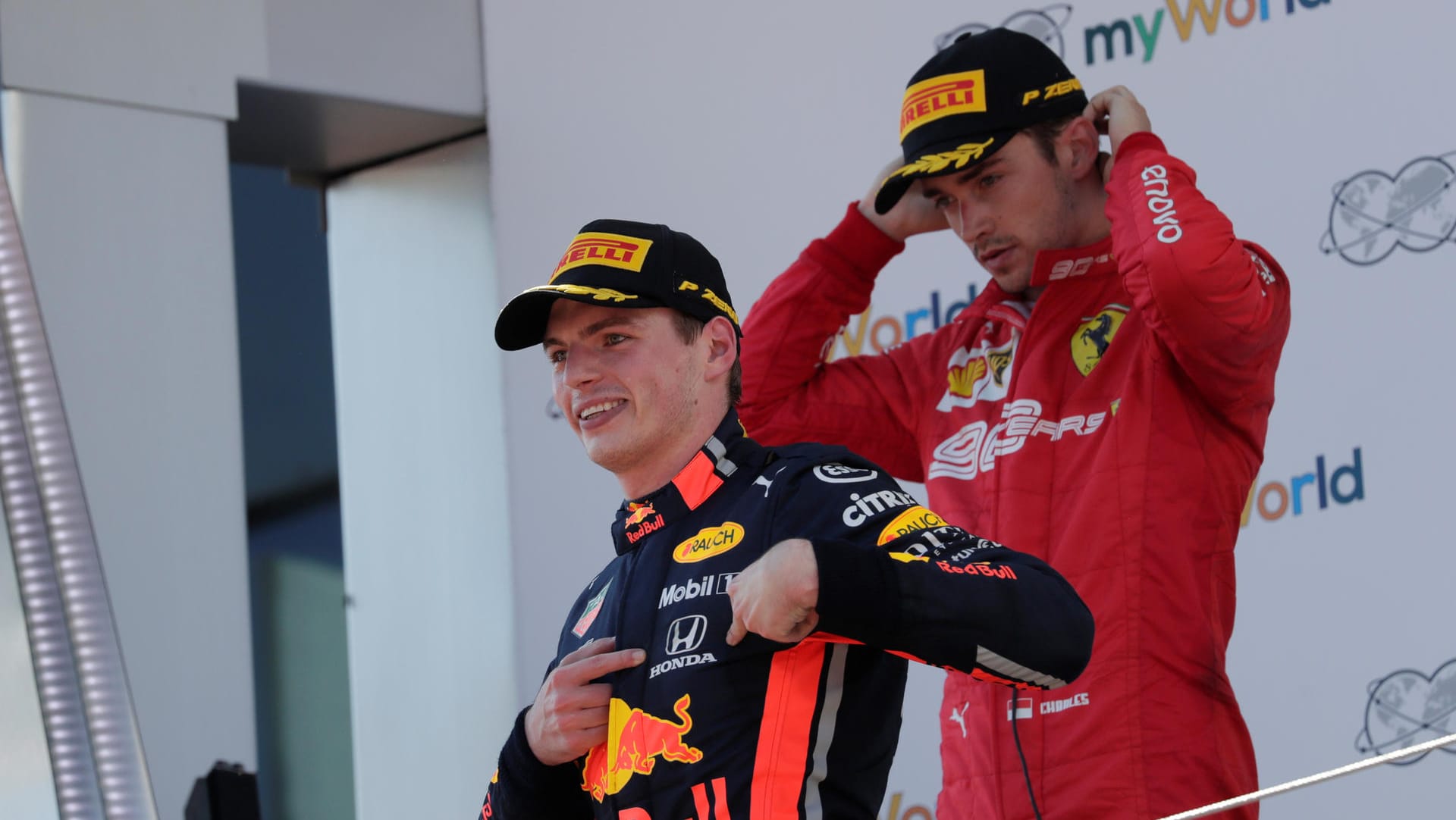 Während Max Verstappen (vorne) jubelt, ist Charles Leclerc sichtlich enttäuscht.