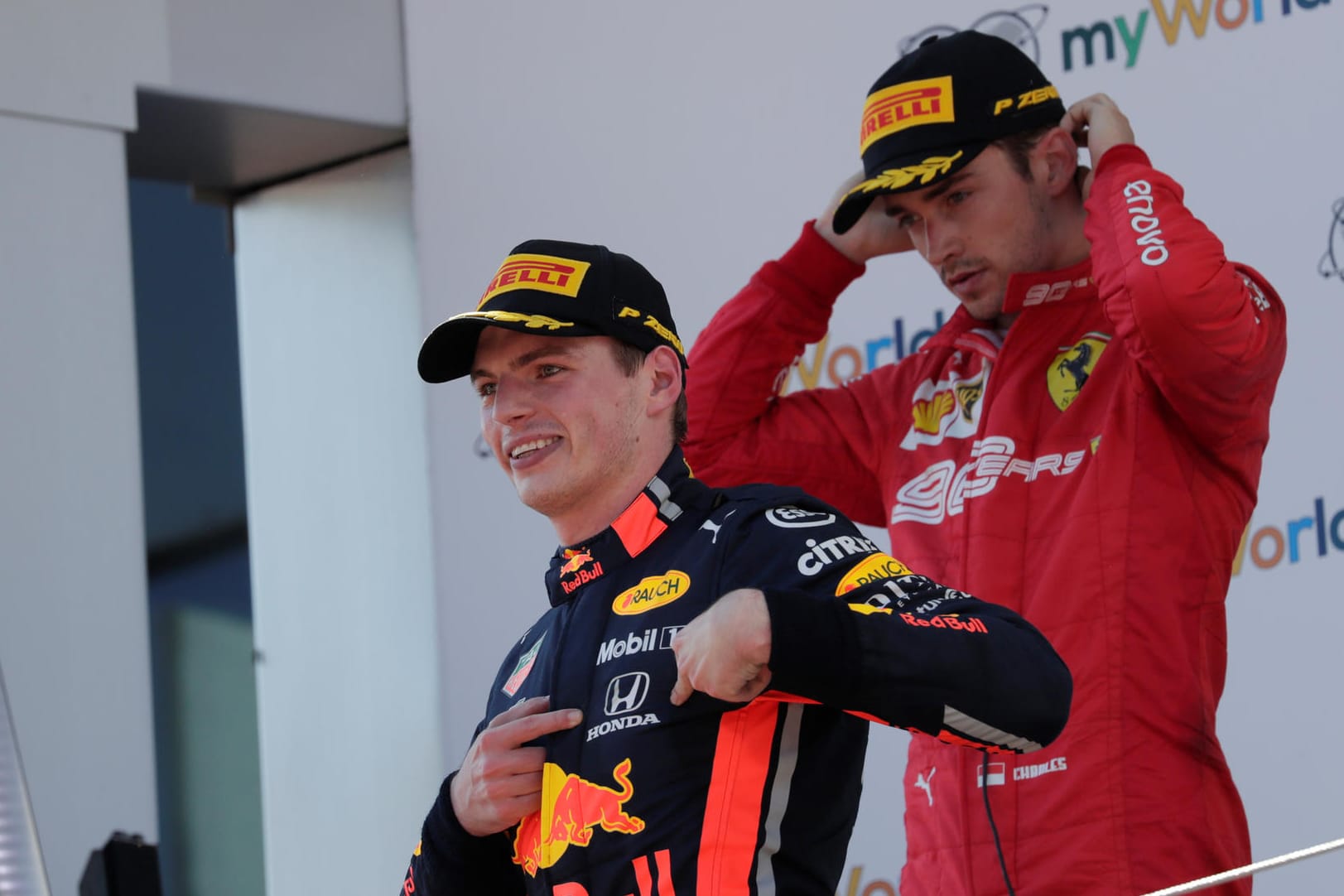 Während Max Verstappen (vorne) jubelt, ist Charles Leclerc sichtlich enttäuscht.