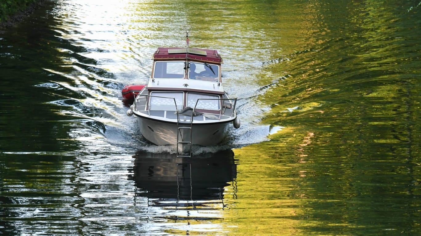 Ein Kajütboot auf dem Wasser: Ein Alkohohltest bei dem Steuermann ergab 1,85 Promille. (Symbolbild)