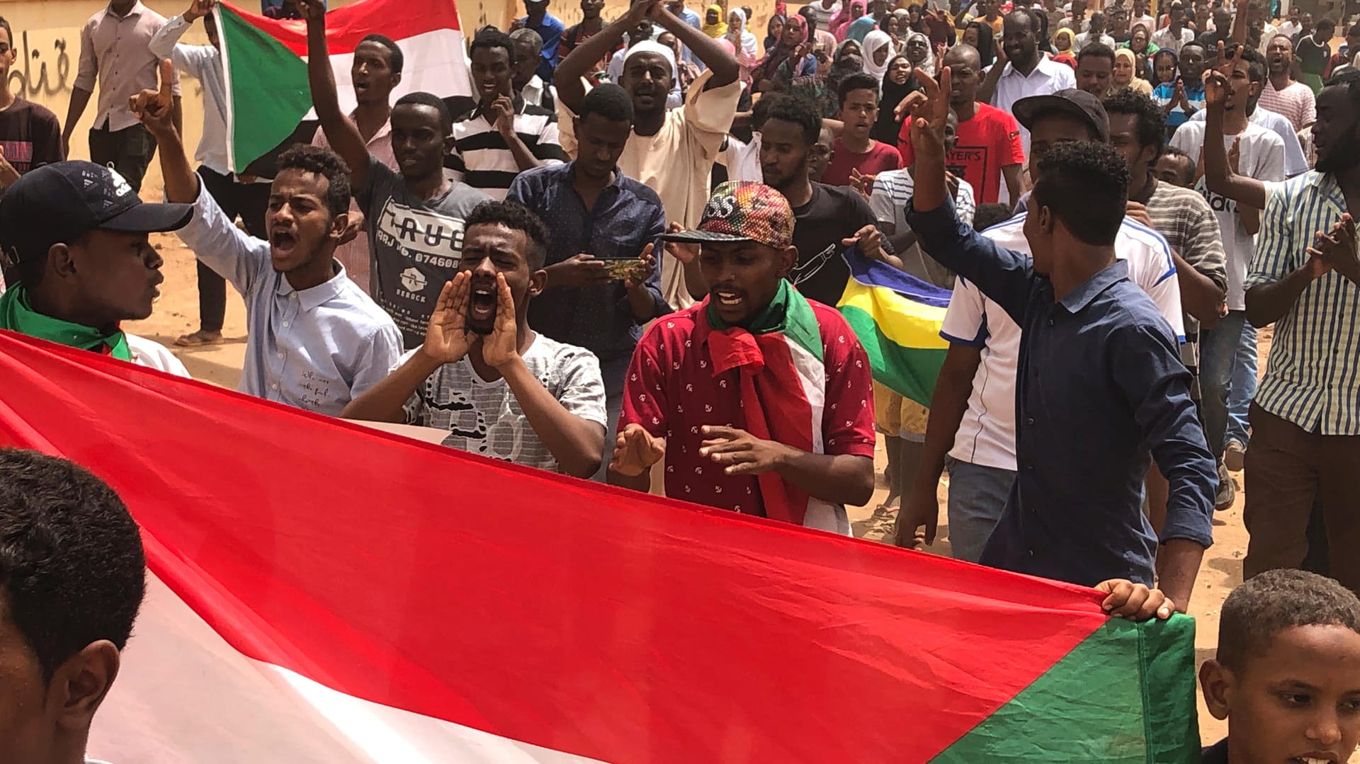 Sudanesische Demonstranten: Der Militärrat will seine Macht zwar an die Zivilbevölkerung übergeben – aber das soll noch lange dauern. Sudanesische Demonstranten: Der Militärrat will seine Macht zwar an die Zivilbevölkerung übergeben – aber das soll noch lange dauern.