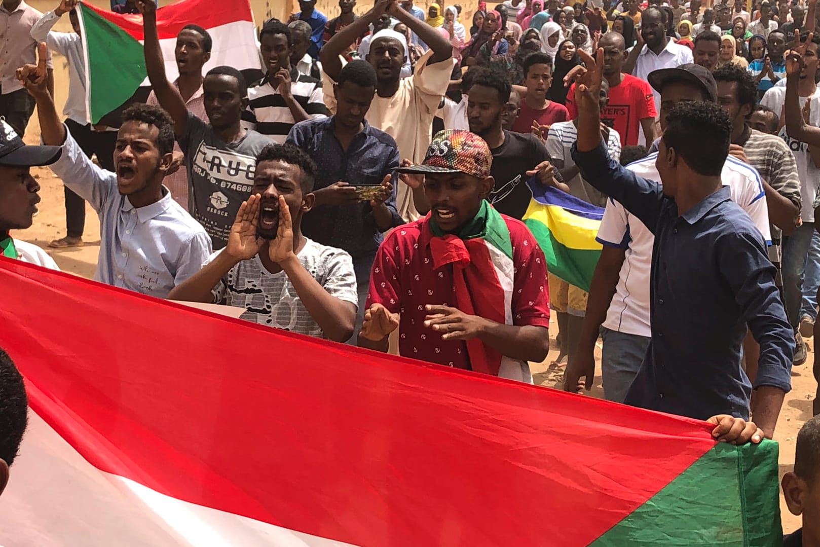 Sudanesische Demonstranten: Der Militärrat will seine Macht zwar an die Zivilbevölkerung übergeben – aber das soll noch lange dauern.