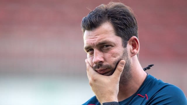 Trainer Sandro Schwarz begrüßte nur 14 Feldspieler und drei Torhüter zum Trainingsauftakt. Trainer Sandro Schwarz begrüßte nur 14 Feldspieler und drei Torhüter zum Trainingsauftakt.