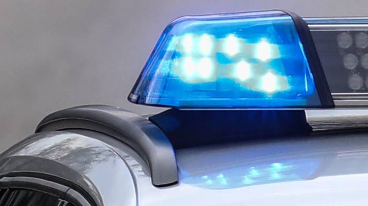Blaulicht auf einem Streifenwagen: Laut den Ermittlungen kam der Radfahrer ohne Fremdeinwirkung ums Leben. (Symbolbild) Blaulicht auf einem Streifenwagen: Laut den Ermittlungen kam der Radfahrer ohne Fremdeinwirkung ums Leben. (Symbolbild)
